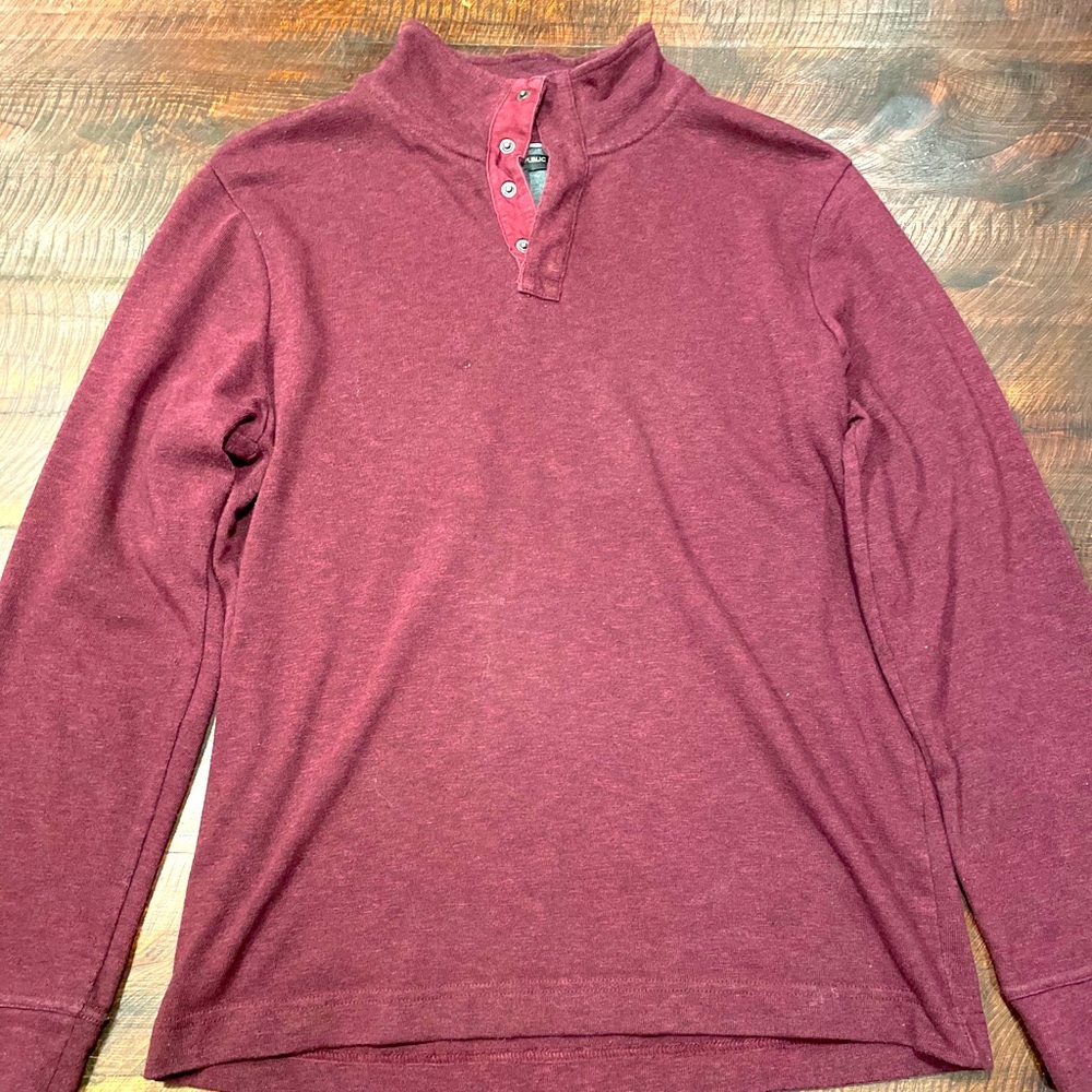 Banana Republic Men Henley Shirt. Maroon Small